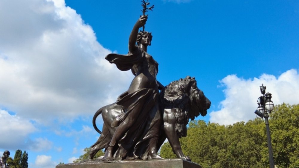  UK ロンドン バッキンガム宮殿　ヴィクトリア記念碑