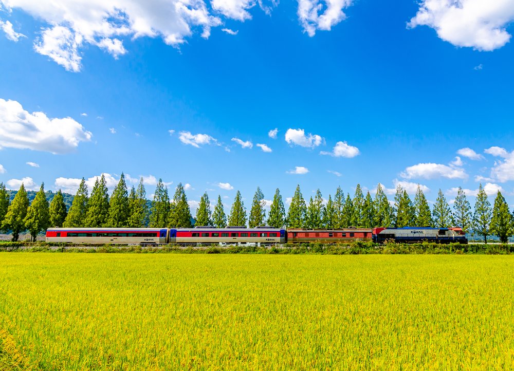 ktx traveling during the day with clear clouds