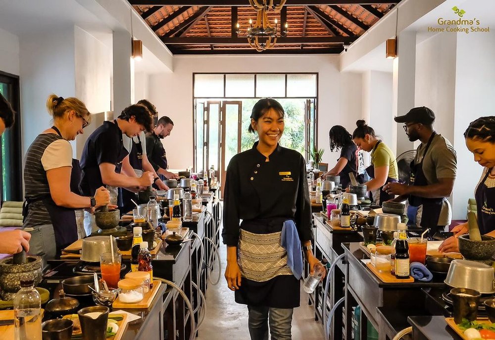 Tourist cooking Thai dishes