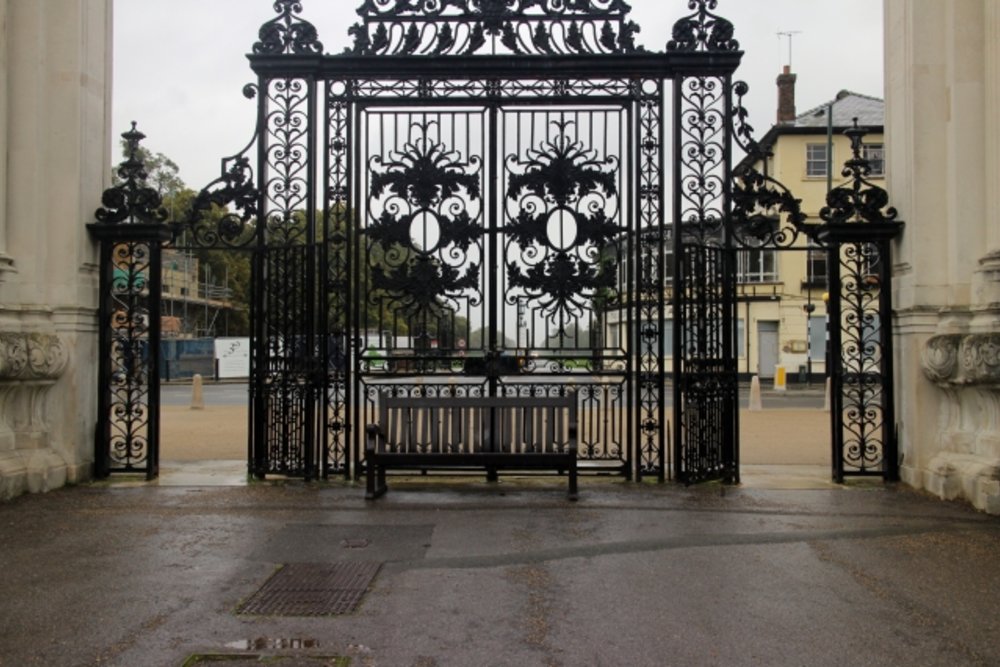 UK ハンプトン・コート宮殿 門