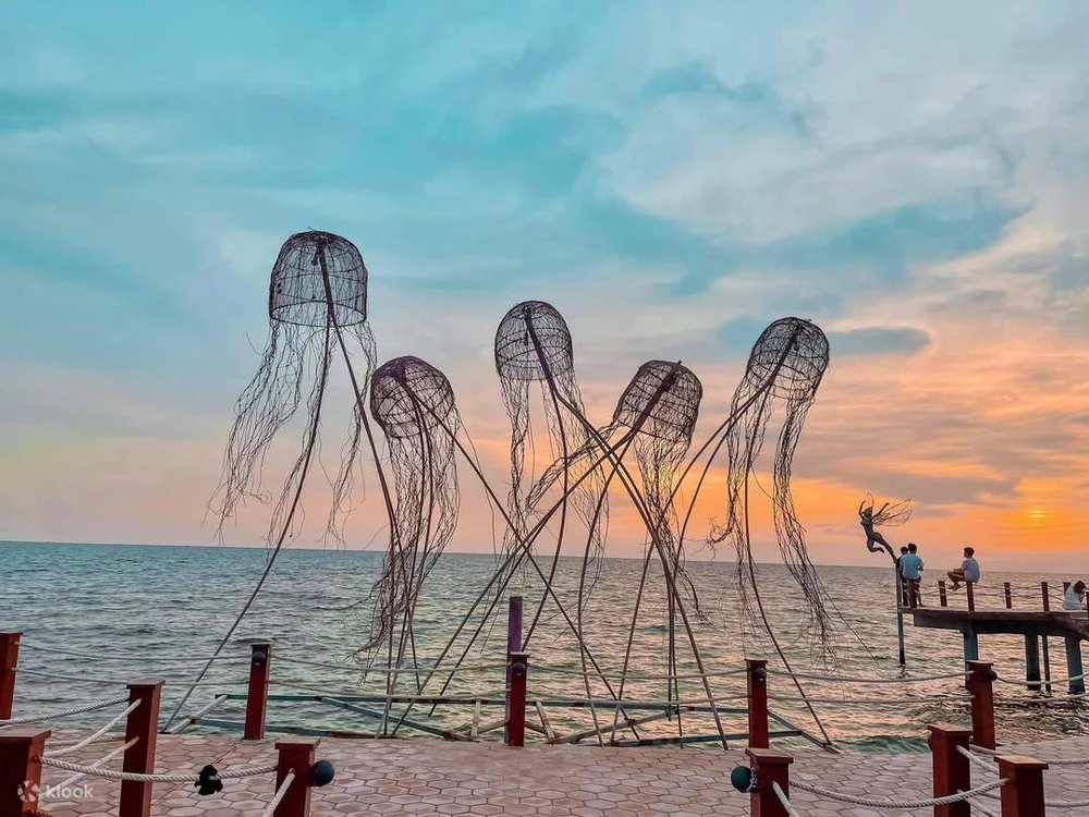 Sunset Sanato Beach Club - Nơi Đắm Chìm Trong Sắc Ánh Hoàng Hồn Rực Rỡ
