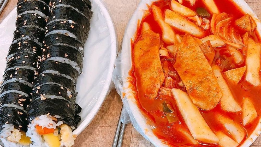 For dinner: Gimbap and tteokbokki served with fish cakes are must-tries! Image credits: @eomji_koreanstreetfood on Instagram
