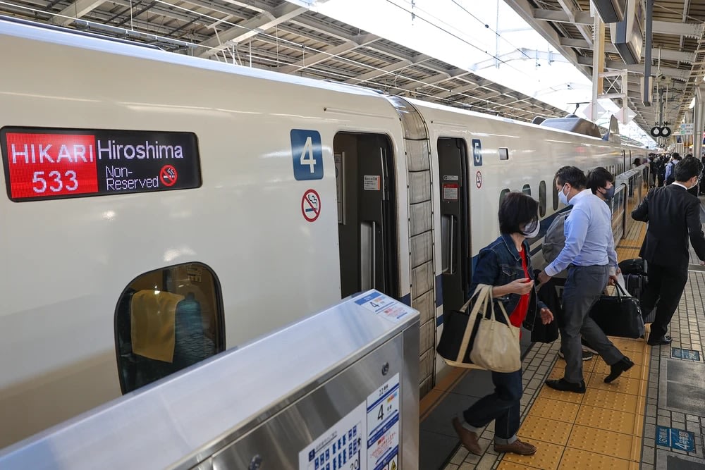 Đi Shinkansen Hay Máy Bay Từ Osaka Đến Tokyo Thì Tốt Hơn?