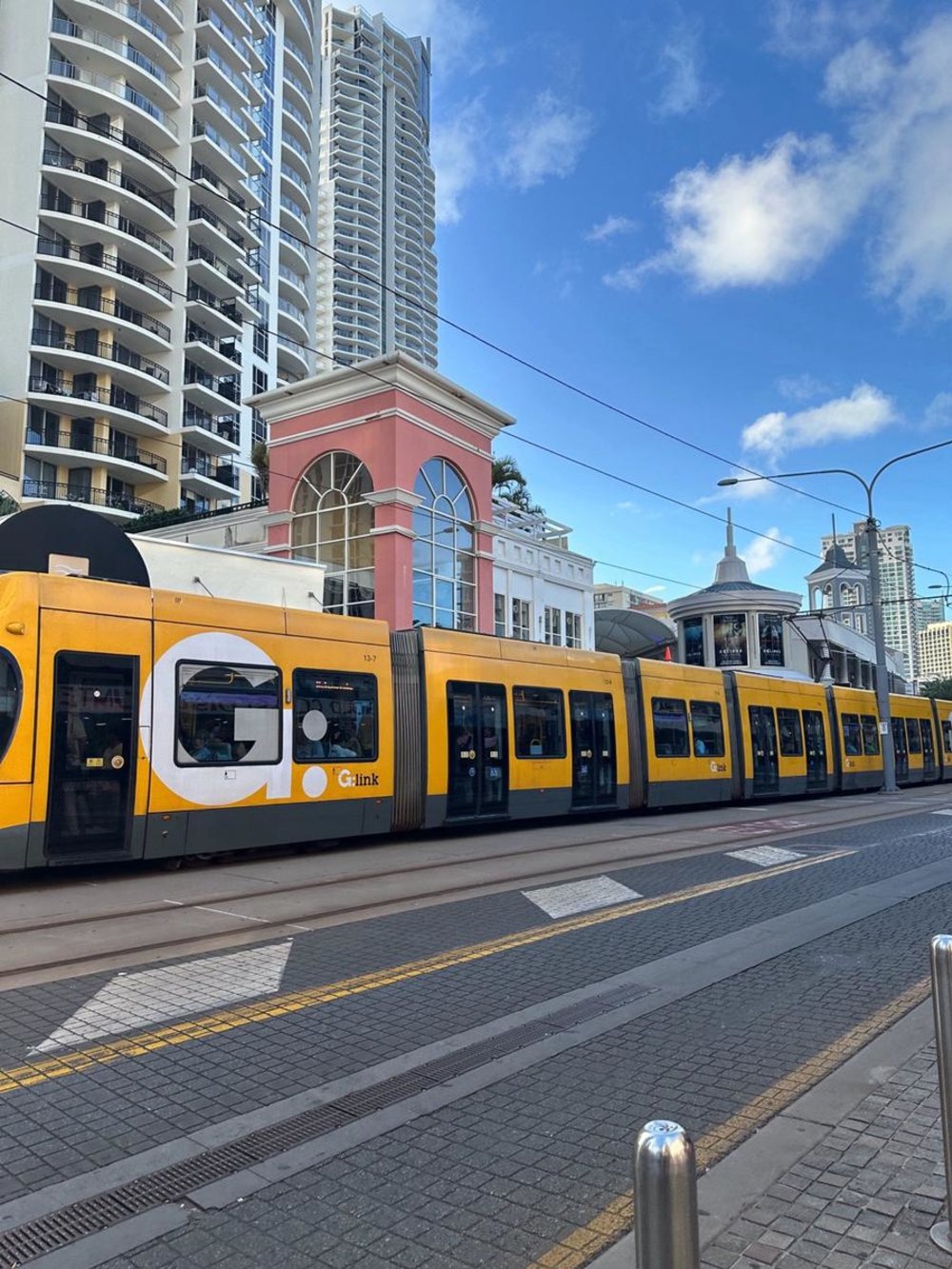 ゴールドコースト ワーナーブラザース ムービーワールド ヘレンズベール駅