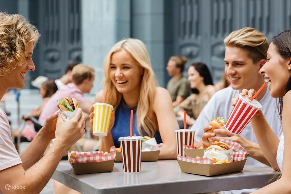 ゴールドコースト ワーナーブラザース ムービーワールド 食事風景