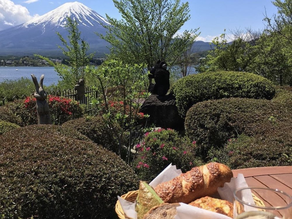 where to eat with a view of fuji Lake bake cafe