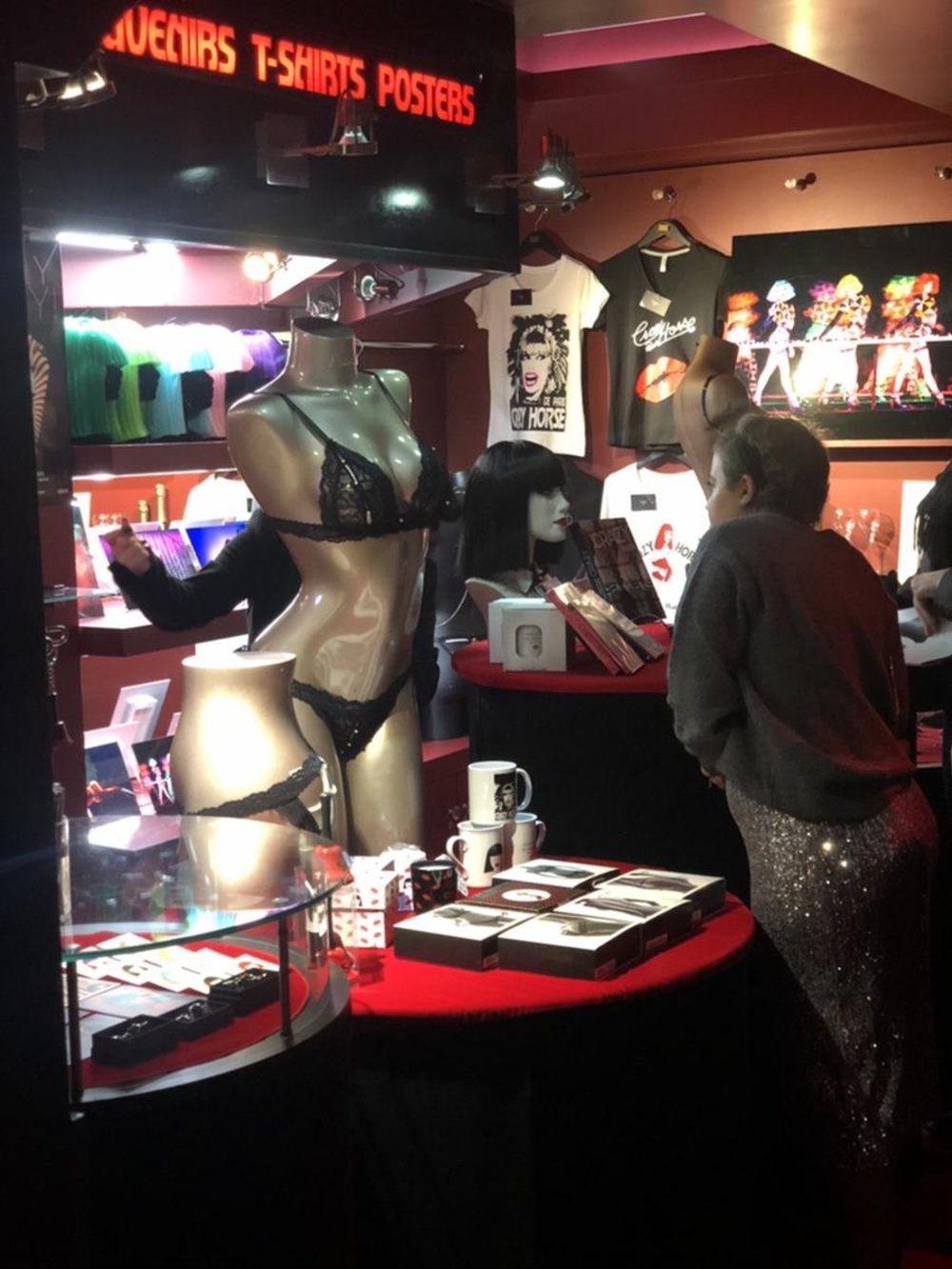 パリ クレイジーホース グッズ