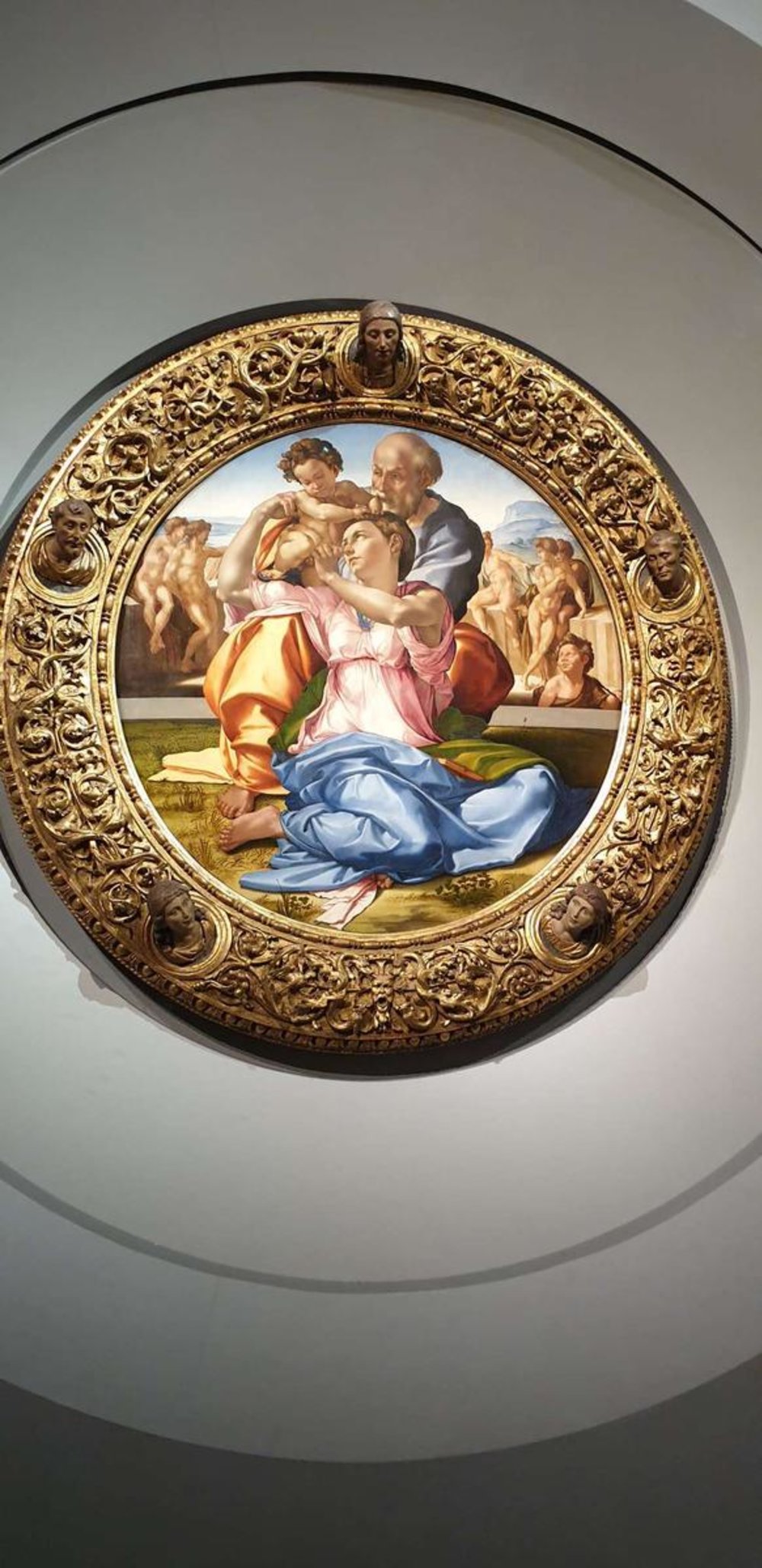 イタリア フィレンツェ ウフィツィ美術館 ミケランジェロ「聖家族」