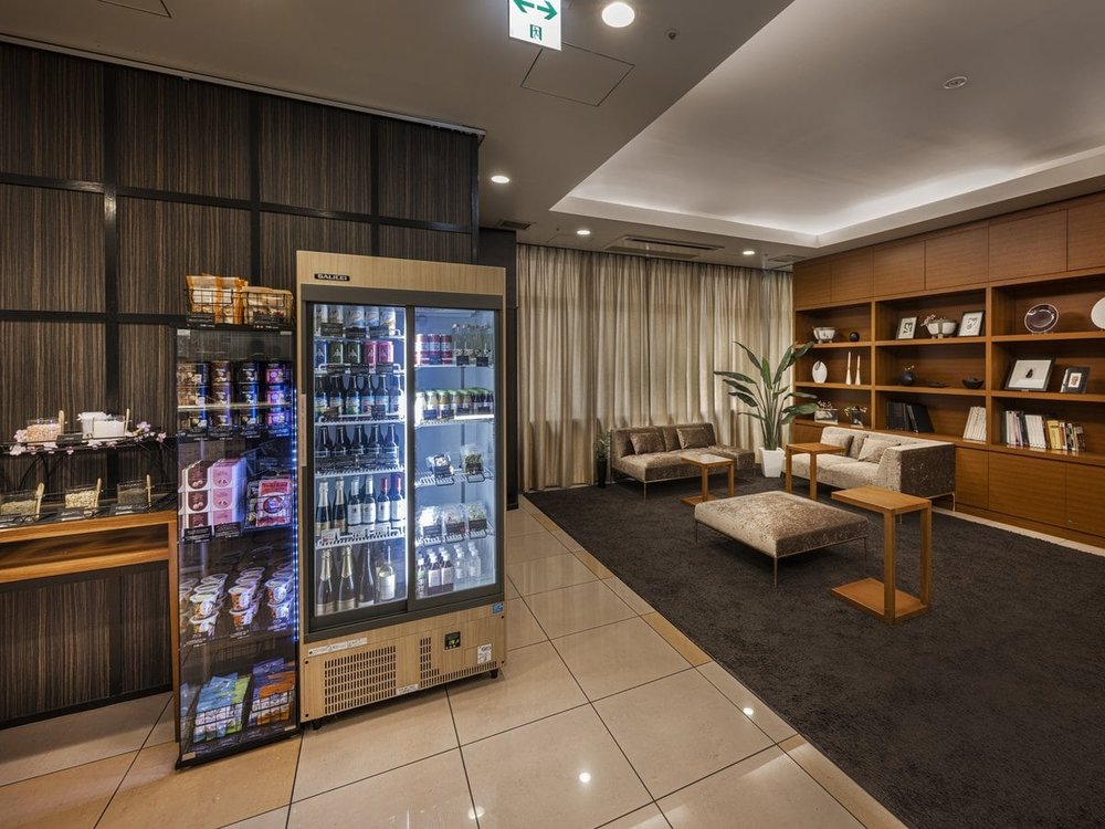 上野公園光芒飯店｜大廳休息區旁提供飲品點心