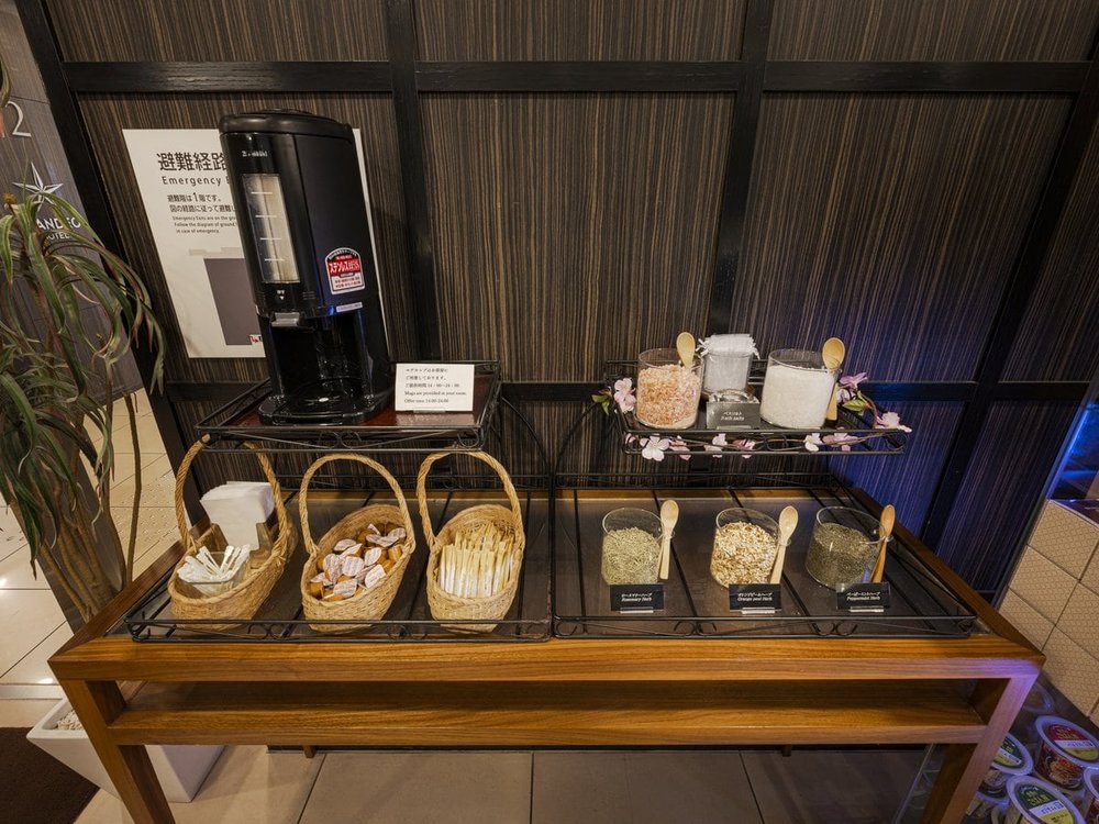 上野公園光芒飯店｜大廳休息區旁提供飲品點心