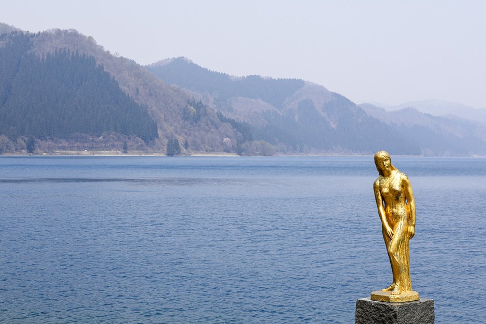 田澤湖辰子像