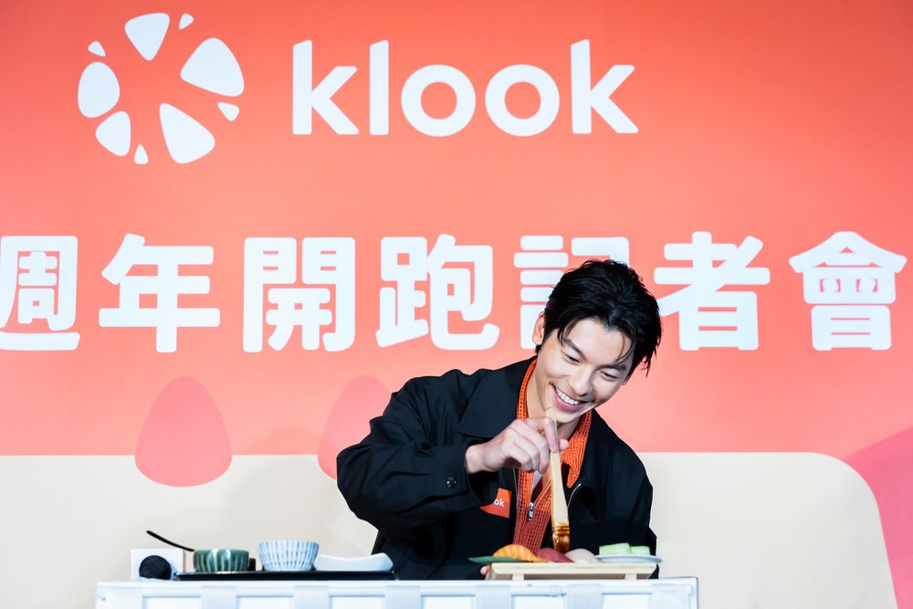 Klook年度代言人許光漢出席10週年開跑記者會，現場體驗製作日式壽司