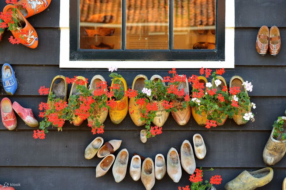 6. Tham Quan Cối Xay Gió Zaanse Schans, Thử Phô Mai và Nhà Máy Guốc