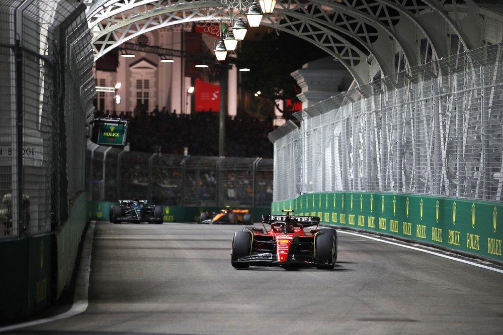 Singapore Grand Prix 2024 - Carlos Sainz (Ferrari) leading George Russell (Mercedes), and Lando Norris (Mclaren) across Anderson Bridge