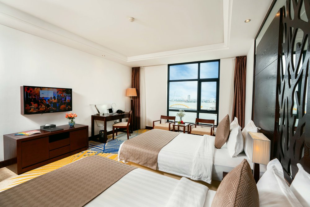 峴港住宿｜輝煌飯店 豪華河景雙床房