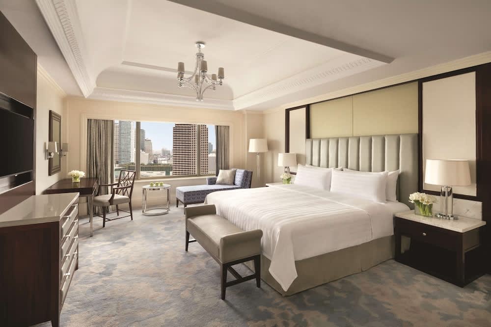 Shangri-la Hotel Jakarta - Bedroom