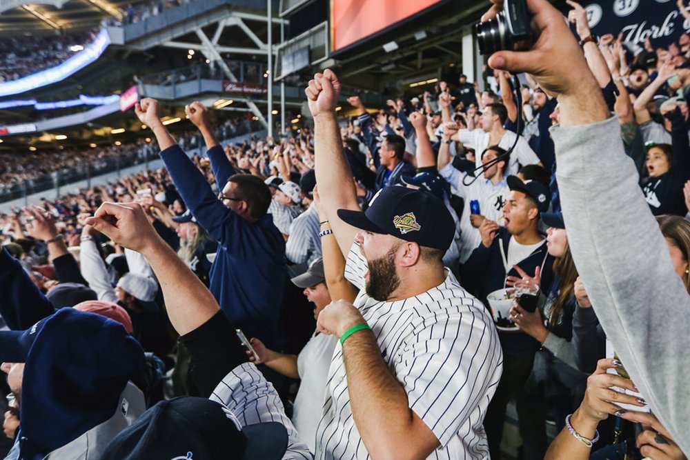 yankees fans cheering
