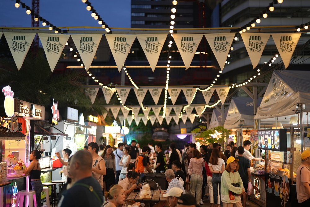 people buying at jodd fairs