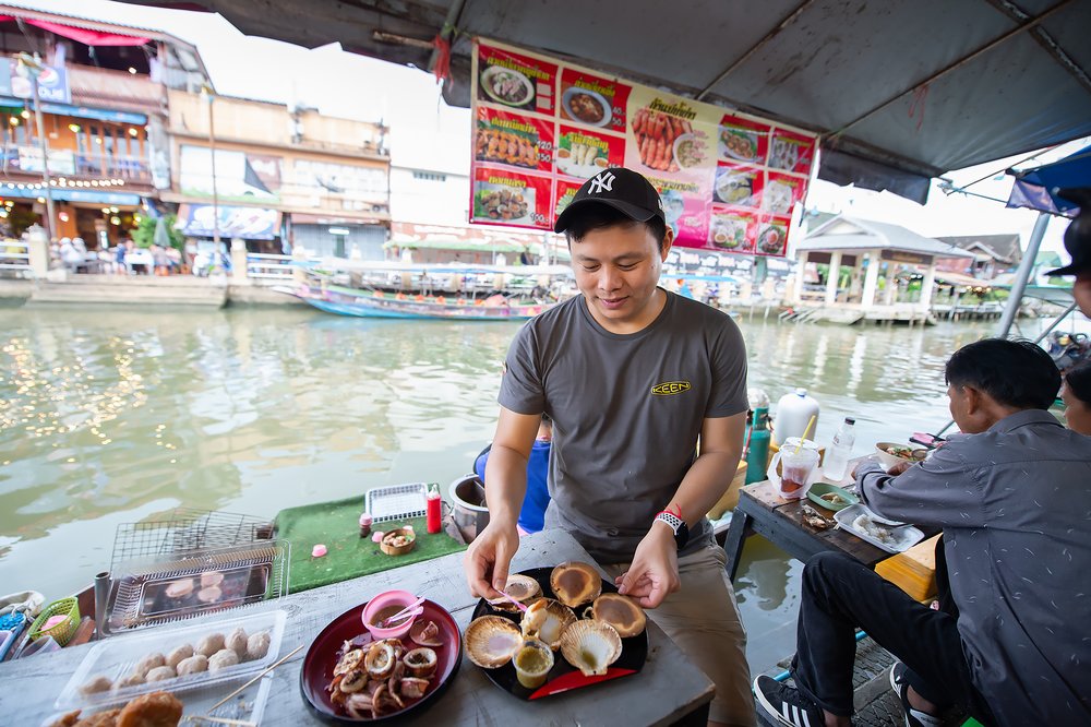 guy making food at amphawa floating market