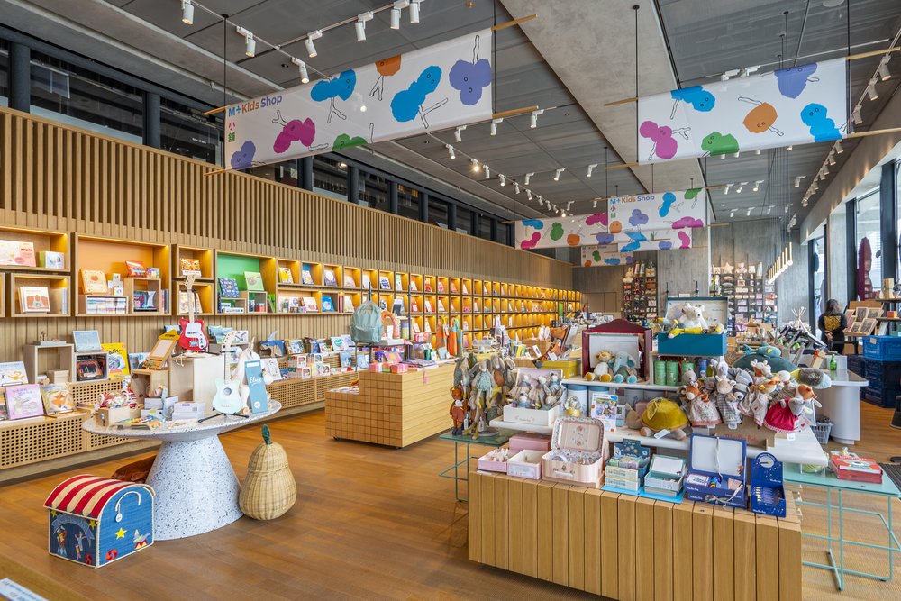 M+博物館大樓內有不少商舖和餐廳（圖片來源：M+官網）