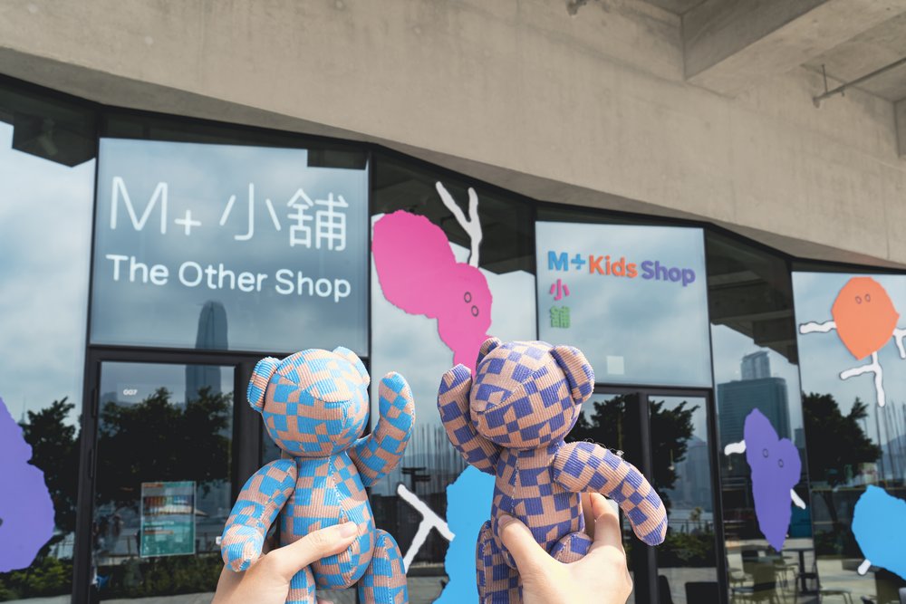 M+推出一系列精美的商品，設計靈感源自M+的標誌及M+藏品系列。去到M+不妨尋找自己心儀的商品。