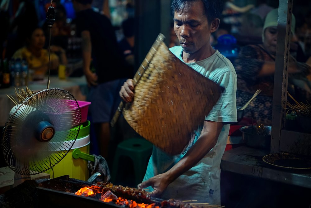 sanur bali - man cooking indonesian food