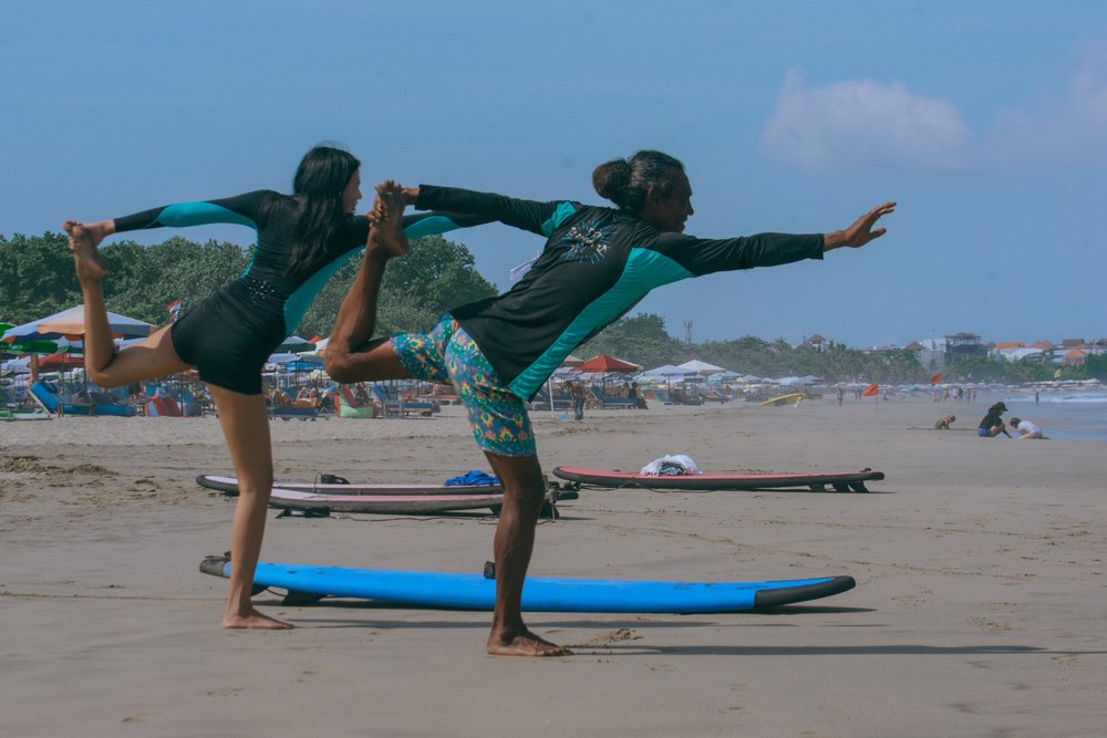 seminyak - guy teaching the girl how to surf