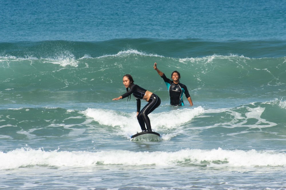 seminyak - 2 girls in nuna surfing school