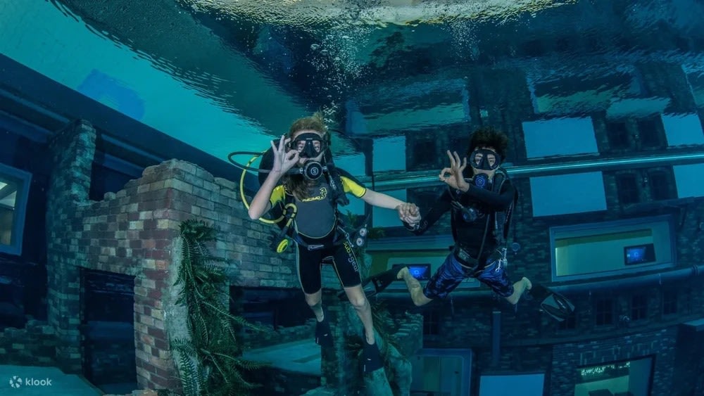 潛入杜拜水底 6 公尺的用餐體驗