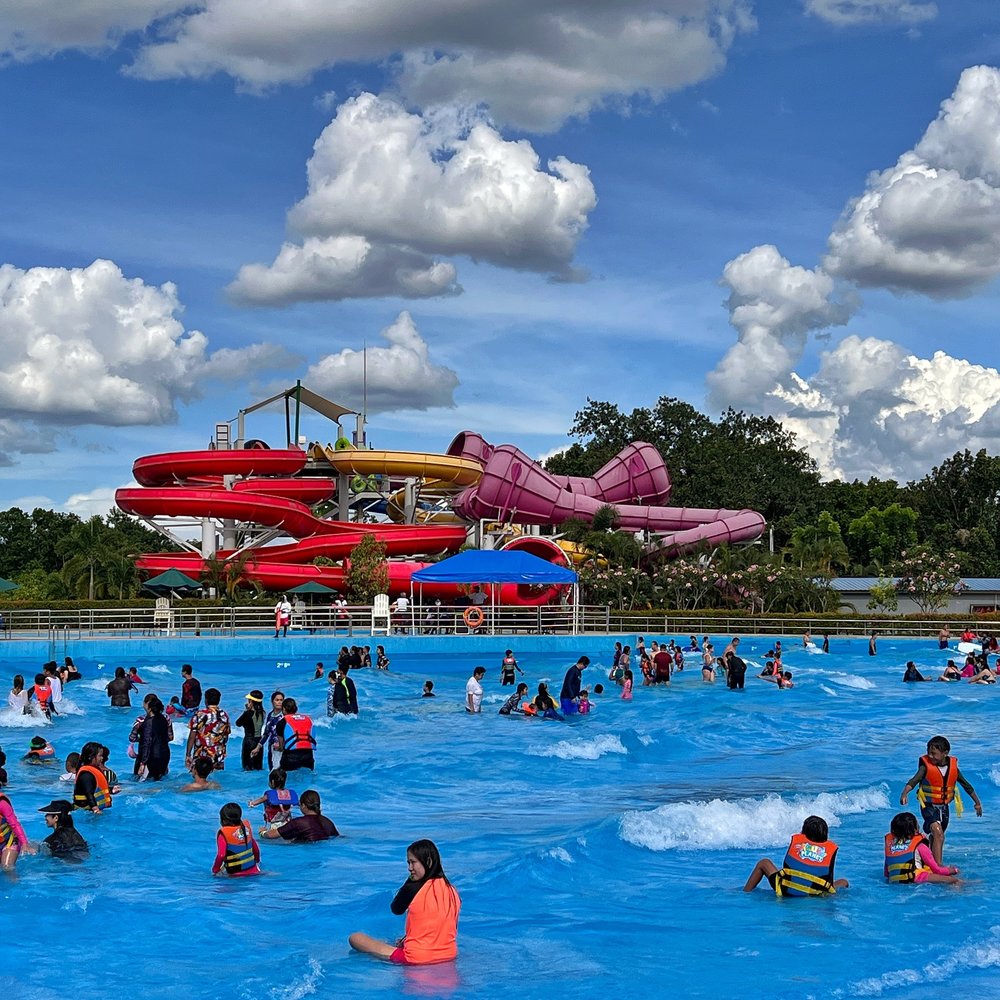 Wave pool in Aqua Planet