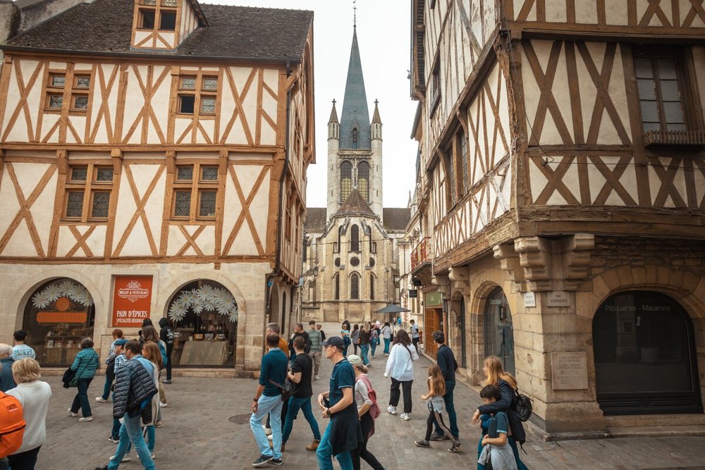 フランス・ディジョン観光ガイド|パリから鉄道で行くブルゴーニュの旅 ディジョン教会のノートルダムの塔