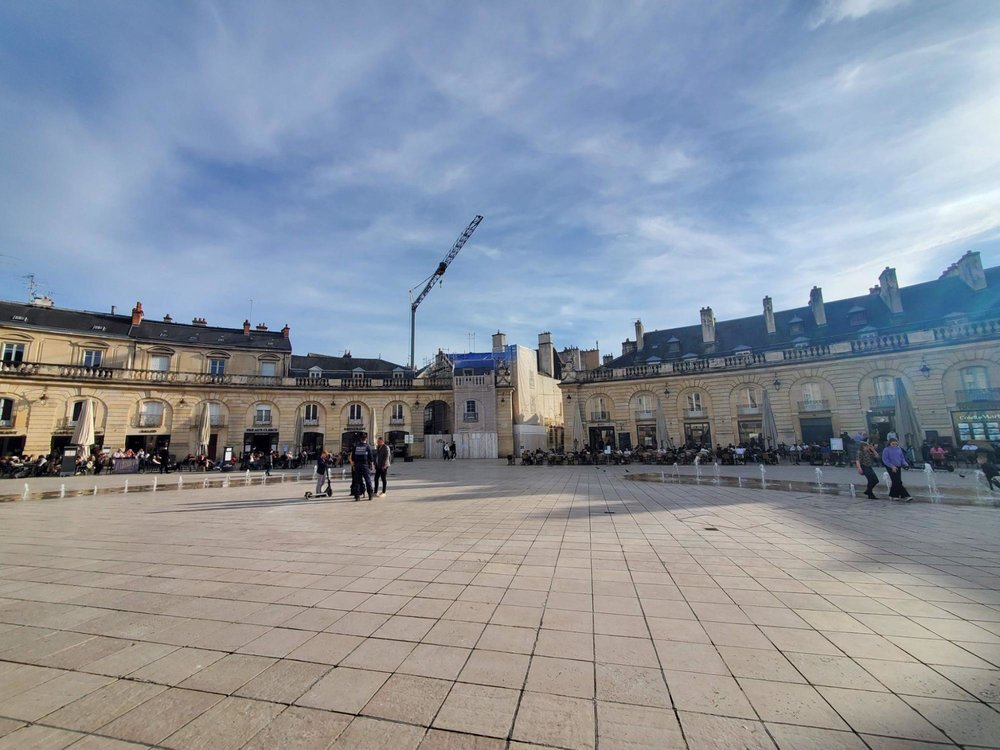 フランス・ディジョン観光ガイド|パリから鉄道で行くブルゴーニュの旅 リベラシオン広場