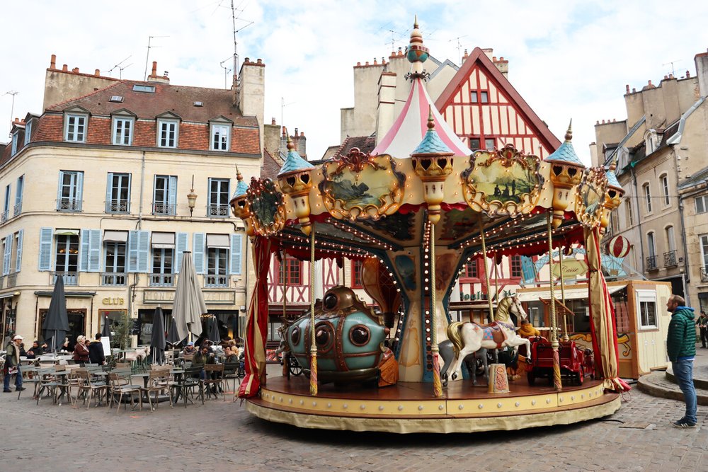 フランス・ディジョン観光ガイド|パリから鉄道で行くブルゴーニュの旅 メリーゴーランド