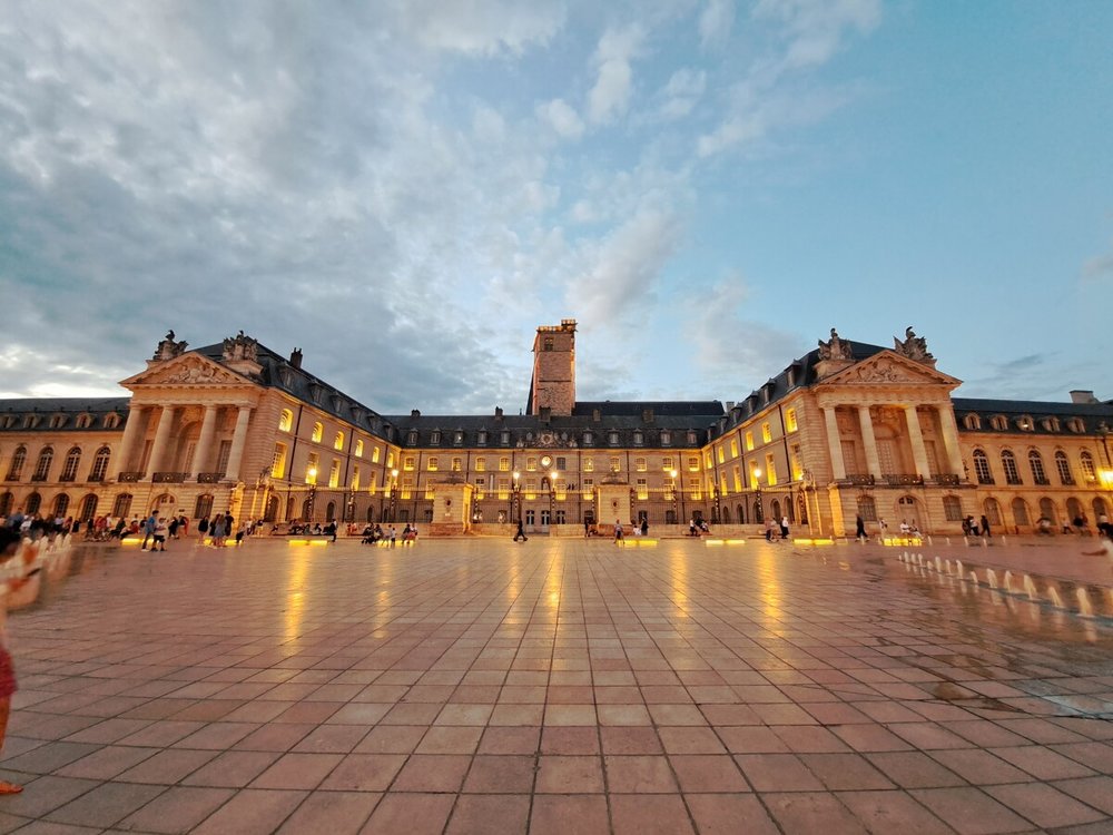 フランス・ディジョン観光ガイド|パリから鉄道で行くブルゴーニュの旅 旧ブルゴーニュ公宮殿