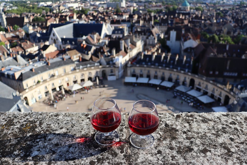 フランス・ディジョン観光ガイド|パリから鉄道で行くブルゴーニュの旅 絶景とワイングラス