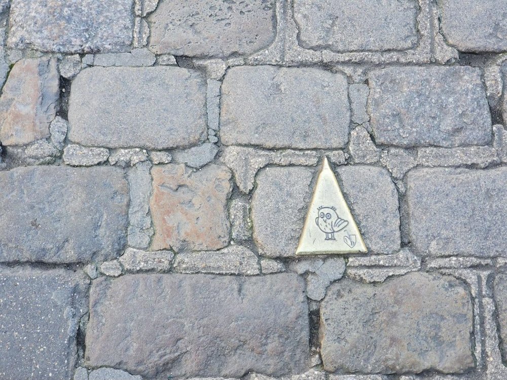 フランス・ディジョン観光ガイド|パリから鉄道で行くブルゴーニュの旅 町のシンボルマークのフクロウ