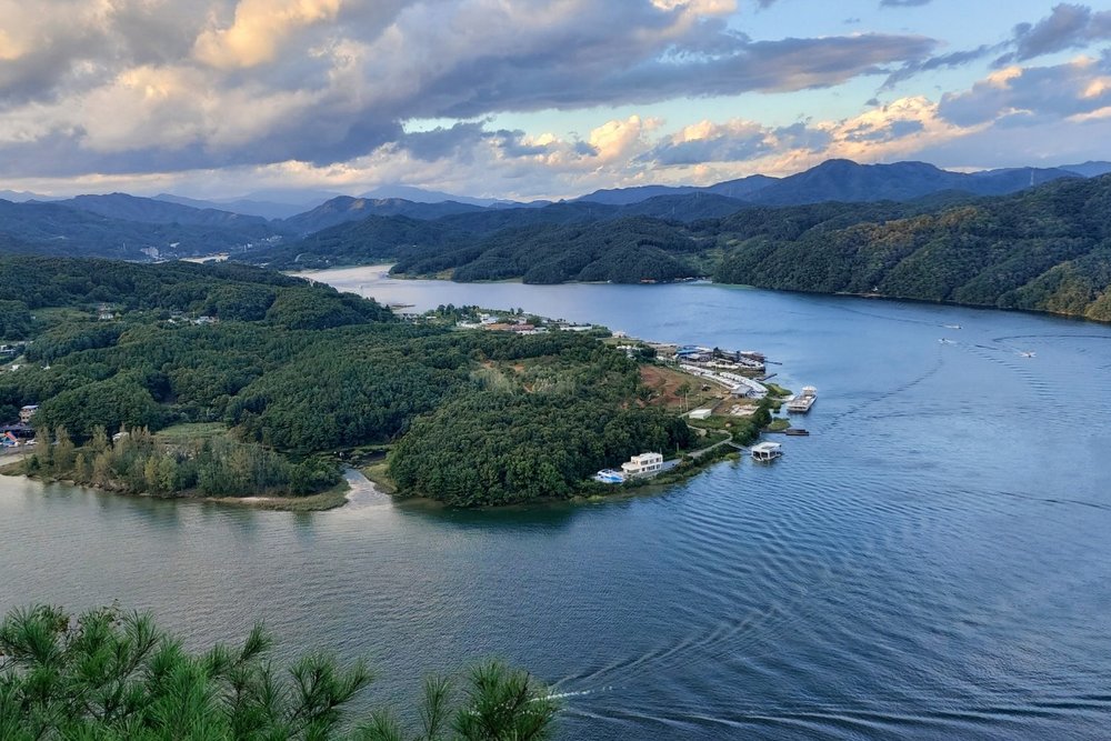 Tận hưởng không gian bên hồ Cheongpyeong