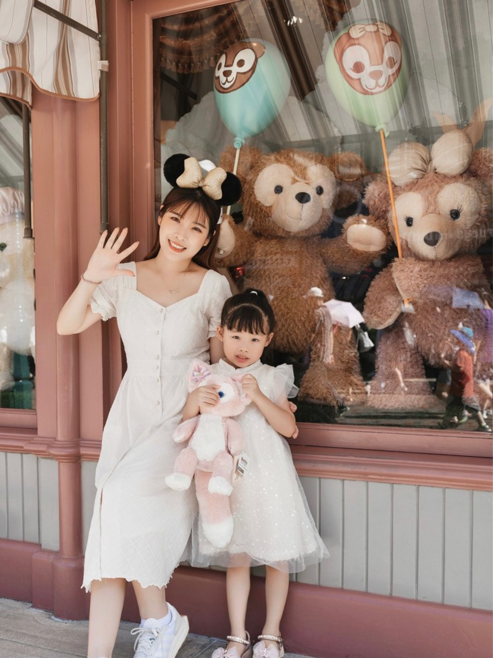 hong kong disneyland main street souvenir shops duffy