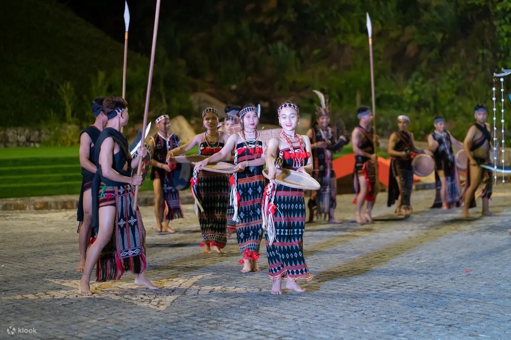Co Tu Dancers performing 