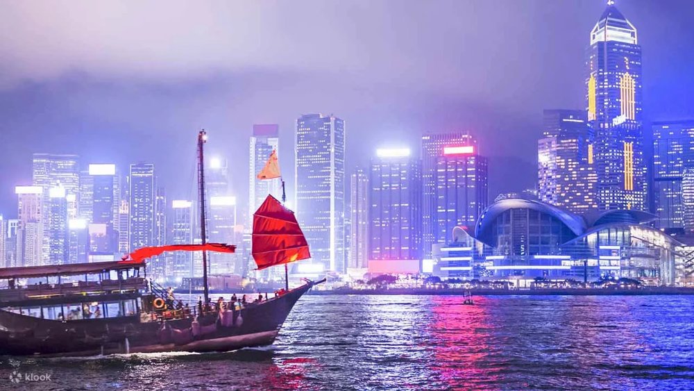 couples friendly things to do in hong kong aqua luna victoria harbour cruise