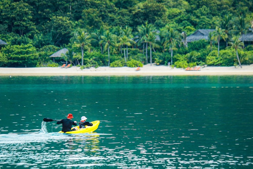 Lướt ván và chèo kayak trên biển