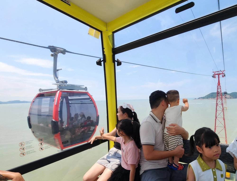 Cáp Treo Vượt Biển Đầu Tiên Ở Bắc Trung Bộ