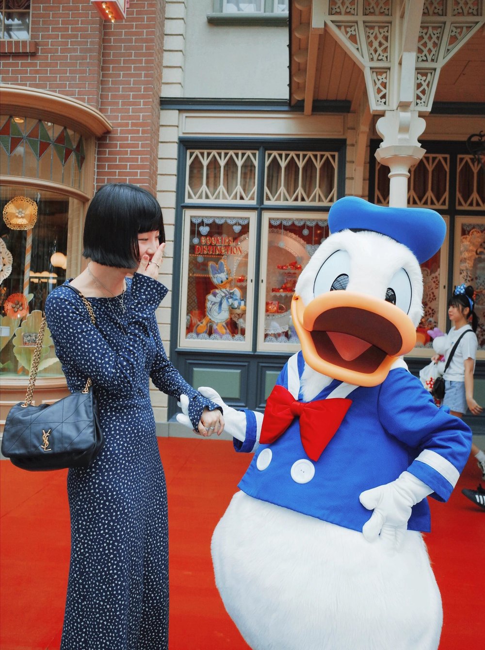 東京迪士尼 遊客與唐老鴨握手