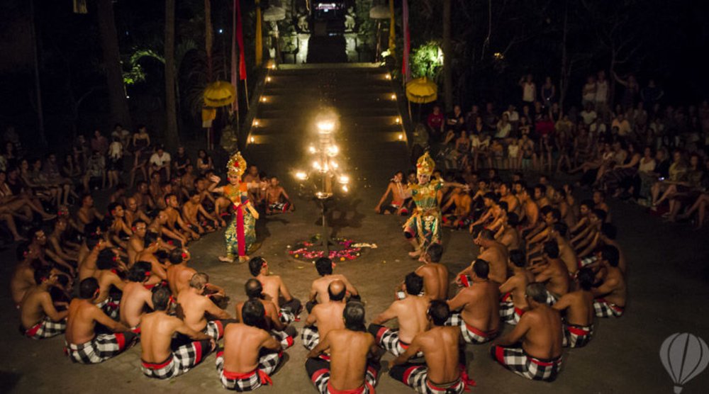 uluwatu beach kecak fire dance