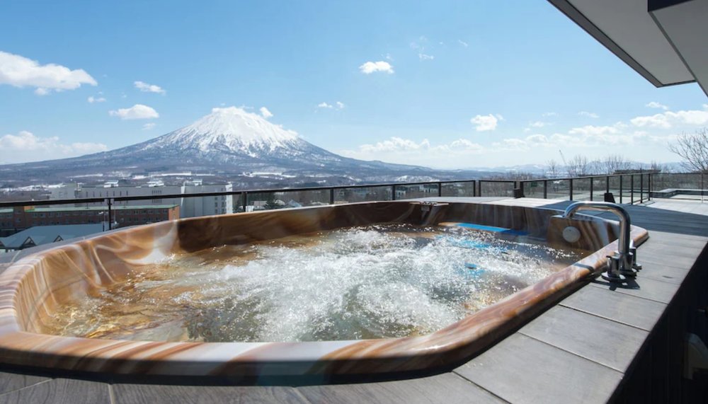Ki Niseko hotel hot tub