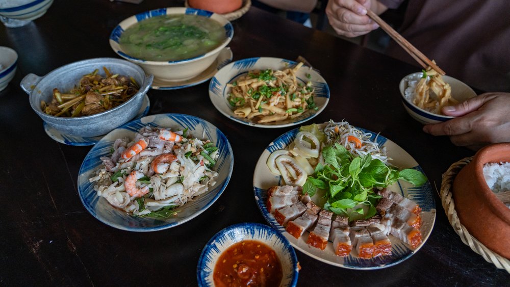 Central Vietnam Itinerary - Hue Vietnamese Restaurant Cơm Niêu Huế Urban