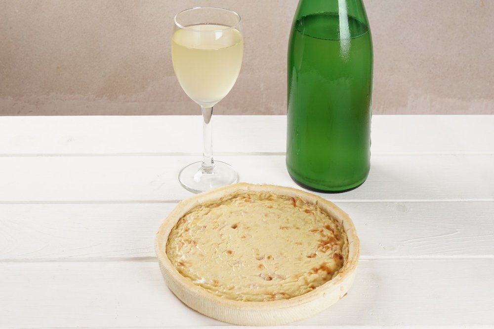 Rượu Vang Trắng Và Bánh Tart Hành Tây (Zwiebelkuchen And Federweisser)