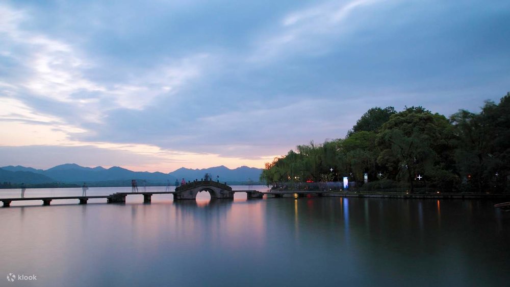 Tour 1 Ngày Hàng Châu [Tàu Cao Tốc Khứ Hồi + Thuyền Hồ Tây + Chùa Lưu Hà + Vườn Chè Long Kinh Hàng Châu + Phố Thương mại Cổ Phố Hefang]