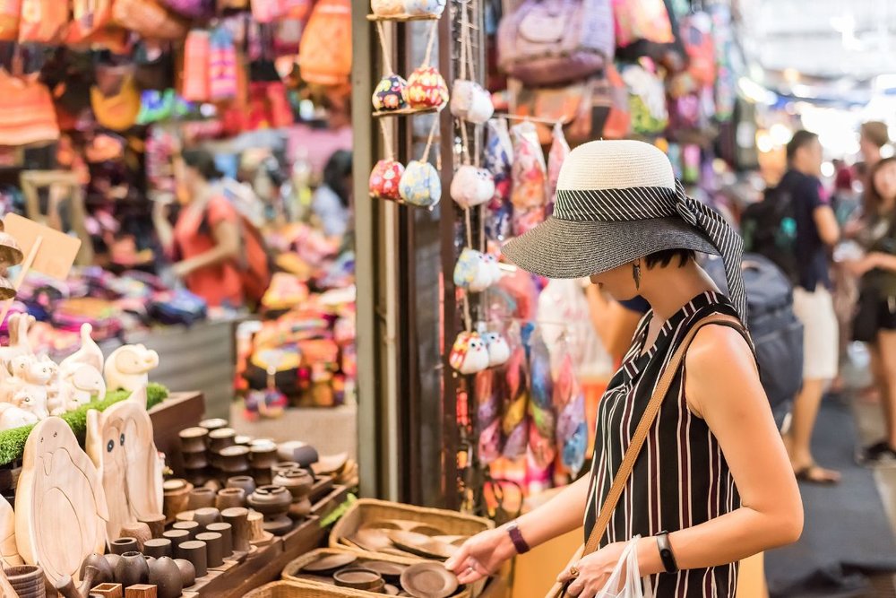 Mua Quà Lưu Niệm Về Việt Nam