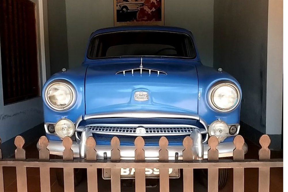 Xe Cổ Austin Westminster Ở Chùa Thiên Mụ